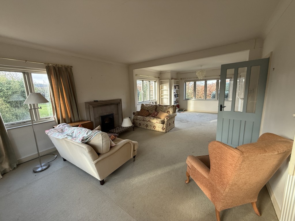 Lot: 49 - BUNGALOW FOR REPAIR AND REFURBISHMENT IN SOUGHT AFTER AREA - Open lounge dining room